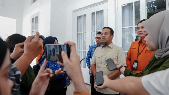 Gubernur Sulawesi Selatan Andi Sudirman Sulaiman mengaku akan menyusun mekanisme pengisian 326 jabatan kepsek (kepala sekolah)
