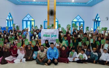 Relawan RWA (Wakaf Al-Qur’an) Sulsel salurkan Al-Qur’an dan iqro kepada ratusan santri di Tellulimpoe Sinjai, Ahad (15/6/2026)