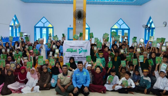 Relawan RWA Sulsel Salurkan Al-Qur’an Di Tellulimpoe Sinjai