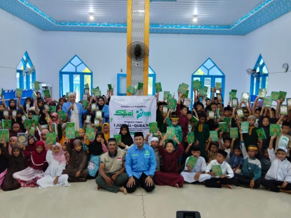 Relawan RWA (Wakaf Al-Qur’an) Sulsel salurkan Al-Qur’an dan iqro kepada ratusan santri di Tellulimpoe Sinjai, Ahad (15/6/2026)