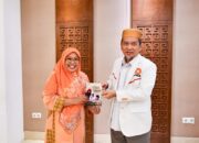 Anggota DPRD Sulawesi Selatan, Yeni Rahman, serahkan buku Klinik Inklusi kepada Presiden PKS Dr Al Muzammil Yusuf