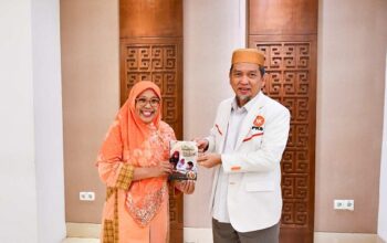 Anggota DPRD Sulawesi Selatan, Yeni Rahman, serahkan buku Klinik Inklusi kepada Presiden PKS Dr Al Muzammil Yusuf