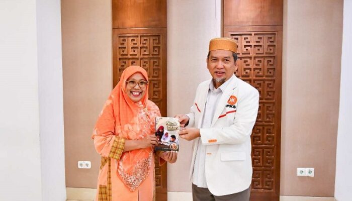 Yeni Rahman Serahkan Buku Klinik Inklusi Kepada Presiden PKS