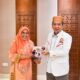 Yeni Rahman Serahkan Buku Klinik Inklusi Kepada Presiden PKS