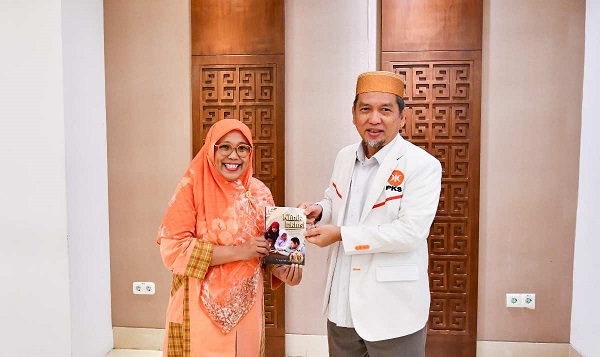 Anggota DPRD Sulawesi Selatan, Yeni Rahman, serahkan buku Klinik Inklusi kepada Presiden PKS Dr Al Muzammil Yusuf