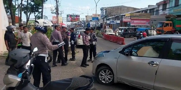 Dishub Bulukumba bersama Satlantas Polres Bulukumba tilang enam mobil yang parkir di area terlarang, Senin (22/6/2026)