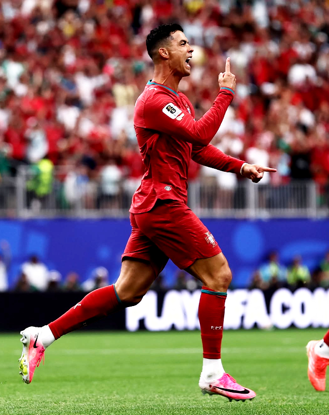 Ronaldo Ukir Rekor Pencetak Gol 6 Edisi Piala Dunia Berbeda, Simak Daftar Pemegang Rekor setelah membuat dua gol ke gawang Uzbekistan