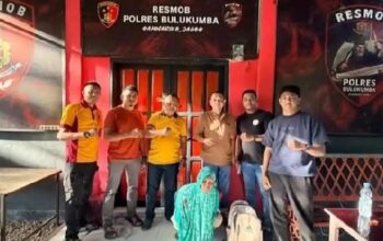 Aparat kepolisian amankan pria berkerudung pembobol kios di Jl Kemakmuran Tanete, Kabupaten Bulukumba