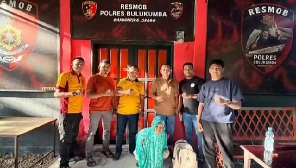 Aparat kepolisian amankan pria berkerudung pembobol kios di Jl Kemakmuran Tanete, Kabupaten Bulukumba