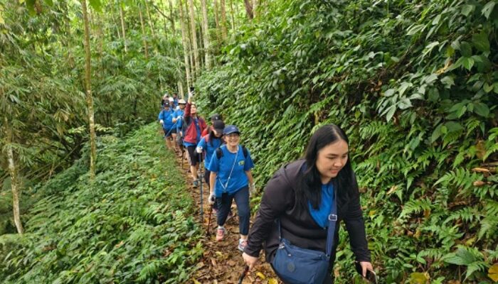 Karyawan FIFGROUP Trekking Kumpulkan Sampah