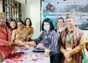 Gubernur Papua Barat, Dominggus Mandacan, terpikat miniatur Tongkonan dan Tenun Toraja yang Kontingen Pesparawi Sulsel tampilkan sebagai ikonik.