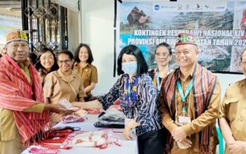 Gubernur Papua Barat, Dominggus Mandacan, terpikat miniatur Tongkonan dan Tenun Toraja yang Kontingen Pesparawi Sulsel tampilkan sebagai ikonik.