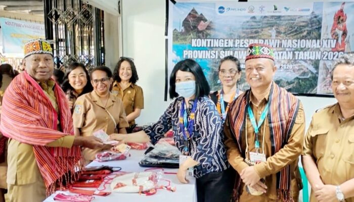 Gubernur Papua Barat Terpikat Miniatur Tongkonan Dan Tenun Toraja