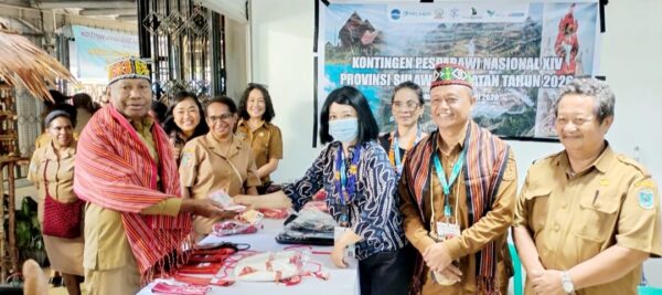 Gubernur Papua Barat, Dominggus Mandacan, terpikat miniatur Tongkonan dan Tenun Toraja yang Kontingen Pesparawi Sulsel tampilkan sebagai ikonik.