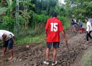 Untuk menghindari jatuhnya korban, warga Kecamatan Tellulimpoe Sinjai swadaya perbaiki jalan berlubang, Minggu, 14 Juni 2026