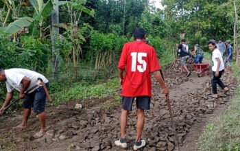 Untuk menghindari jatuhnya korban, warga Kecamatan Tellulimpoe Sinjai swadaya perbaiki jalan berlubang, Minggu, 14 Juni 2026