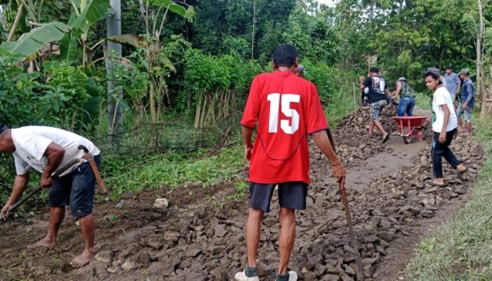 Warga Tellulimpoe Sinjai Swadaya Perbaiki Jalan