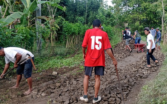 Untuk menghindari jatuhnya korban, warga Kecamatan Tellulimpoe Sinjai swadaya perbaiki jalan berlubang, Minggu, 14 Juni 2026
