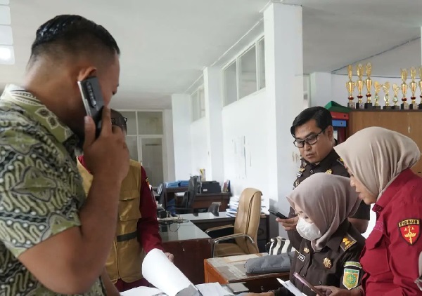 Tim Pidana Khusus Kejaksaan Tinggi atau Pidsus Kejati Sulsel geledah kantor Bidang SMA Disdik Sulawesi Selatan