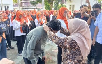 Bupati Ratnawati Lepas Petugas Bupati Ratnawati Arif mencanangkan dan melepas petugas Sensus Ekonomi untuk melakukan pencataan ekonomi Sinjai secara menyeluruhSensus Ekonomi Sinjai