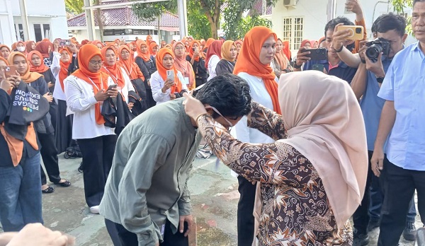 Bupati Ratnawati Lepas Petugas Bupati Ratnawati Arif mencanangkan dan melepas petugas Sensus Ekonomi untuk melakukan pencataan ekonomi Sinjai secara menyeluruhSensus Ekonomi Sinjai
