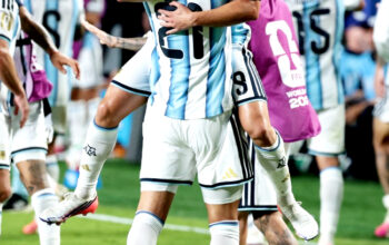 Inggris dan Argentina Lolos, Bertemu di Semifinal setelah kedua tim mengalahkan lawan masing-masing di laga perempat final.