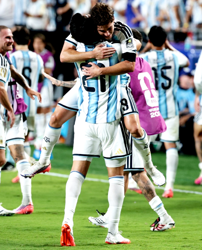 Inggris dan Argentina Lolos, Bertemu di Semifinal setelah kedua tim mengalahkan lawan masing-masing di laga perempat final.
