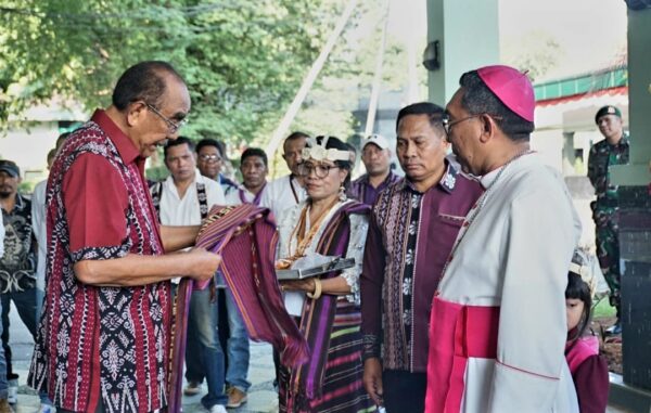 Di hadapan ribuan umat Uskup Larantuka Mgr Yohanes Monteiro tekankan pemberdayaan ekonomi sebagai bentuk iman.