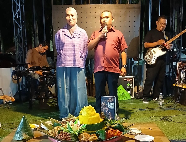 Malam di salah satu kafe di Kota Sinjai, Sabtu (11/7/2026), berubah menjadi panggung kebahagiaan atas Ulang Tahun Kadis PUPR Sinjai