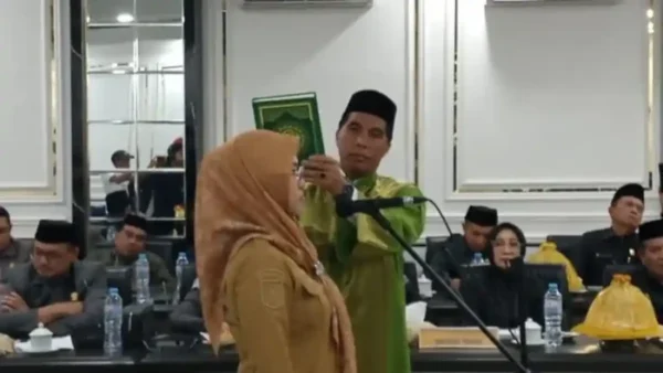 Merasa haknya sebagai terperiksa diabaikan, Bupati Husniah memilih walk out dari Sidang Hak Angket DPRD Gowa.