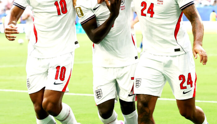 Hujan Gol, Tiga Singa Juara Tiga