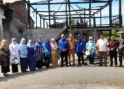Kerukunan Keluarga Daerah Barru (KKDB) salurkan bantuan kepada korban kebakaran di Lingkungan Juppai, Kecamatan Tanete Rilau, Barru, Senin (13/7/2026)
