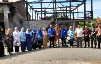 Kerukunan Keluarga Daerah Barru (KKDB) salurkan bantuan kepada korban kebakaran di Lingkungan Juppai, Kecamatan Tanete Rilau, Barru, Senin (13/7/2026)