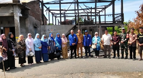 Kerukunan Keluarga Daerah Barru (KKDB) salurkan bantuan kepada korban kebakaran di Lingkungan Juppai, Kecamatan Tanete Rilau, Barru, Senin (13/7/2026)