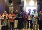 SEJUMLAH pegiat literasi memadati Sunachi Restaurant Hotel Claro Makassar, Sabtu, 18 Juli 2026. Sekira 40-an peserta hadir di acara tersebut
