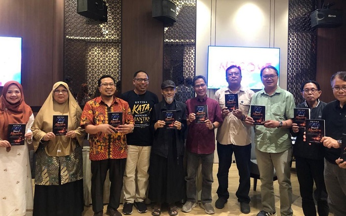 SEJUMLAH pegiat literasi memadati Sunachi Restaurant Hotel Claro Makassar, Sabtu, 18 Juli 2026. Sekira 40-an peserta hadir di acara tersebut