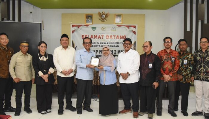 Komisi X DPR RI Janji Revitalisasi SDN 111 Inpres Dan SMPN 2 Maros