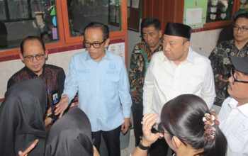 Awalnya, suasana di ruangan kelas 3 SDN 111 Inpres Polejiwa, Kelurahan Pettuadae, Kecamatan Turikale, Maros, Sulawesi Selatan, terlihat adem.