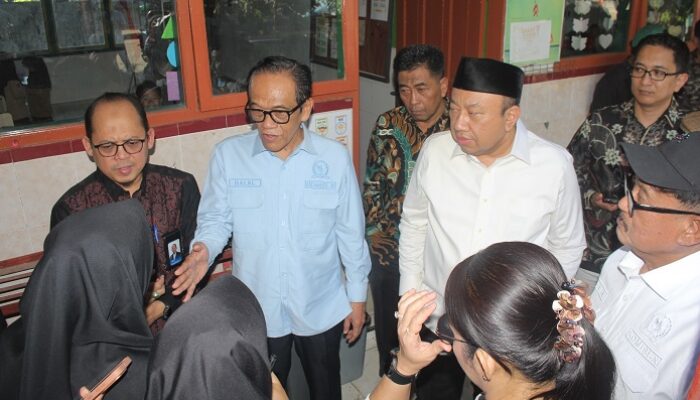 Anggota Komisi X DPR RI Bagi-Bagi Uang Di Maros