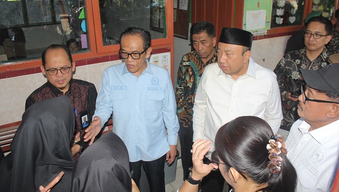 Awalnya, suasana di ruangan kelas 3 SDN 111 Inpres Polejiwa, Kelurahan Pettuadae, Kecamatan Turikale, Maros, Sulawesi Selatan, terlihat adem.