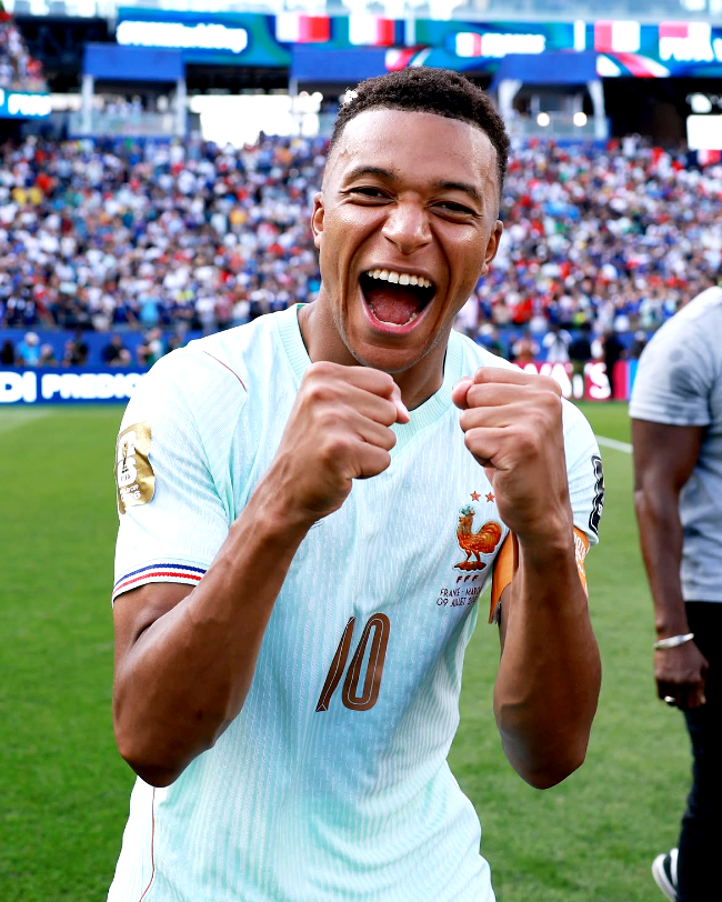 Persaingan Top Skor, Mbappe Kembali Menyalip Messi setelah menambah satu gol dan satu asis pada pertandingan Prancis vs Maroko di perempat final