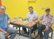 Ngopi sambil bahas sepak bola di warung kopi (warkop) tak ubahnya kita merayakan diri sebagai homo economicus