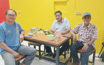 Ngopi sambil bahas sepak bola di warung kopi (warkop) tak ubahnya kita merayakan diri sebagai homo economicus