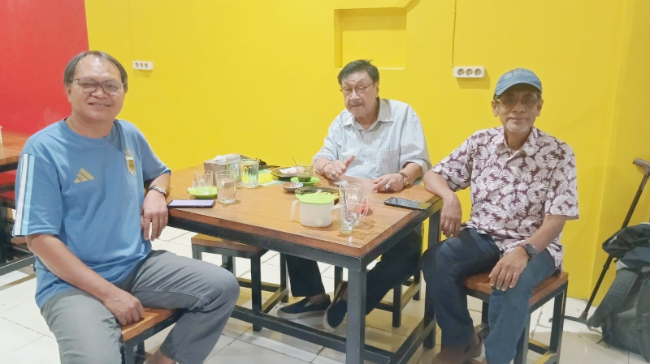 Ngopi sambil bahas sepak bola di warung kopi (warkop) tak ubahnya kita merayakan diri sebagai homo economicus