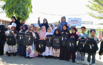 Menggandeng Dinas Pendidikan Kota Makassar, Rumah Zakat membuat 56 murid SD Negeri Parinring tersenyum semringah