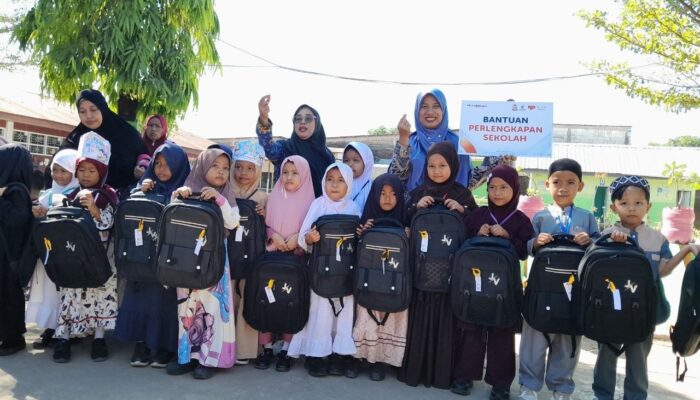 Rumah Zakat Buat 56 Murid SD Negeri Parinring Senyum Semringah