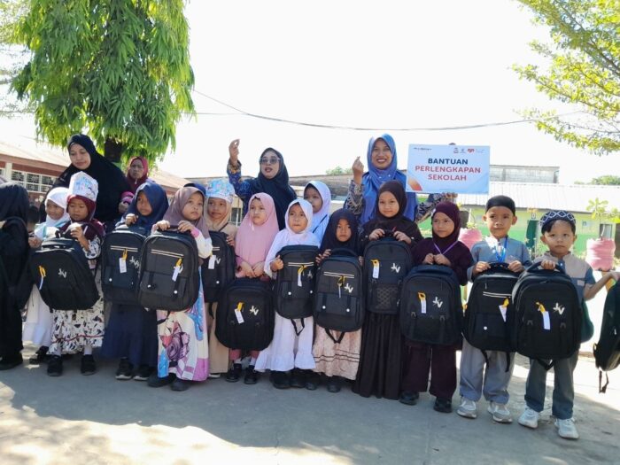 Menggandeng Dinas Pendidikan Kota Makassar, Rumah Zakat membuat 56 murid SD Negeri Parinring tersenyum semringah