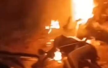 Suasana dini hari di Kabupaten Maros mencekam ketika warga membalas serangan geng motor yang kerap berulah di daerah itu