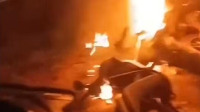 Suasana dini hari di Kabupaten Maros mencekam ketika warga membalas serangan geng motor yang kerap berulah di daerah itu