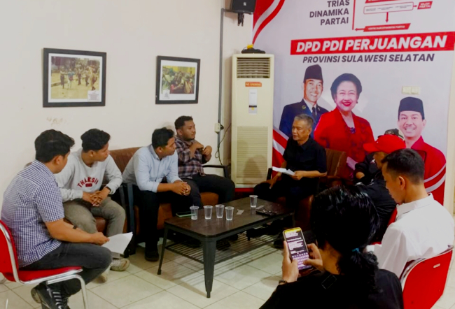 APR-Lutim Datangi PDIP Sulsel, Minta Evaluasi Ketua DPRD Luwu Timur. APR menilai Ketua DPRD Lutim gagal menjalankan fungsi pengawasan
